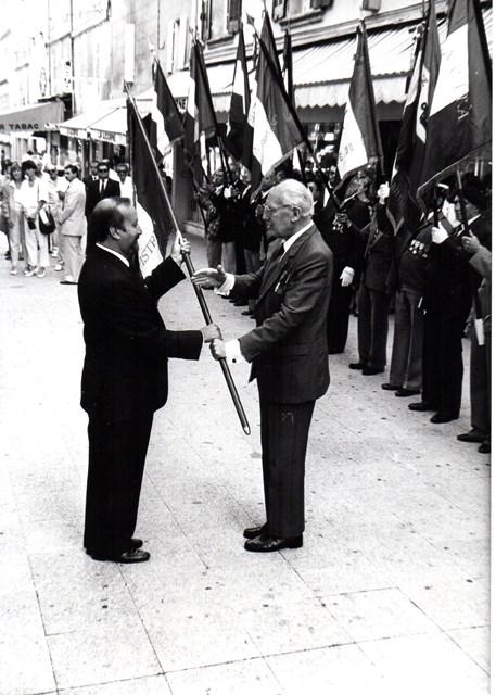 Remise du 1er drapeau de la section d istres par le general jean marchand